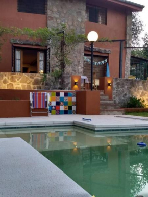Casa con pileta y quincho en sierras chicas
